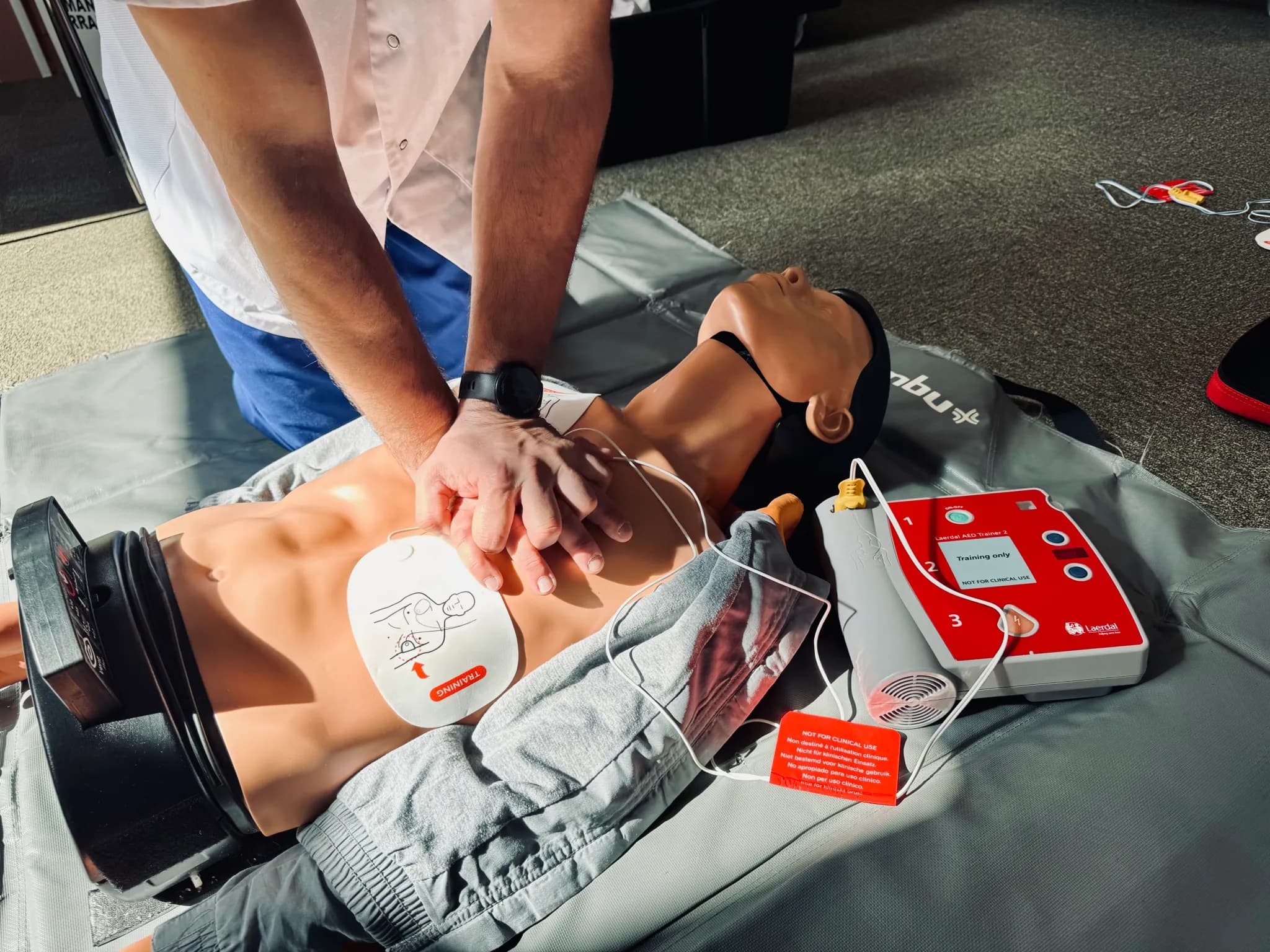formation-psc-mannequin-RCP Personne effectuant des compressions sur un mannequin de RCP.